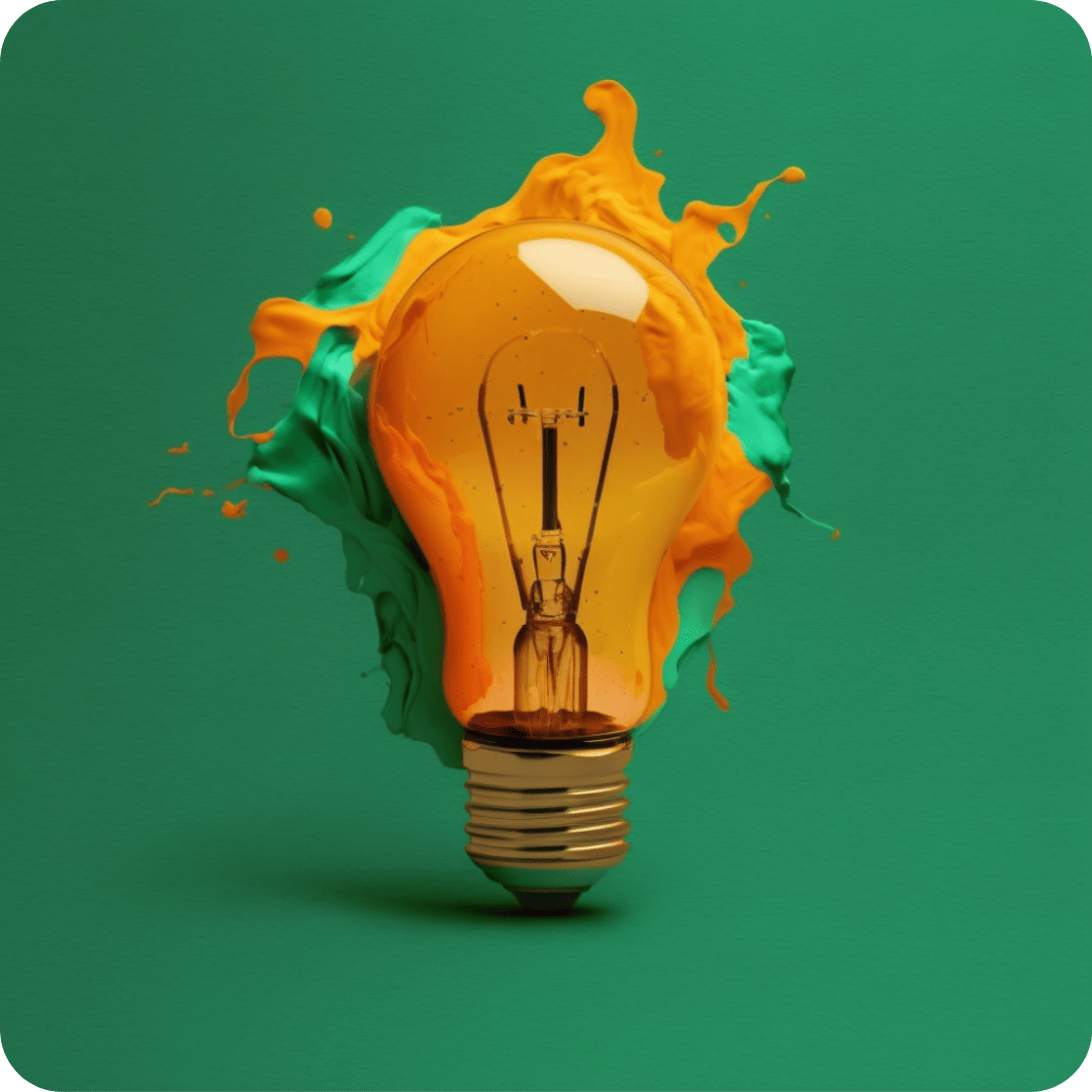 Een oranje gloeilamp staat rechtop tegen een groene achtergrond, met spetters oranje en groene verf rond de basis, symbool voor heldere ideeën voor contentstrategie.