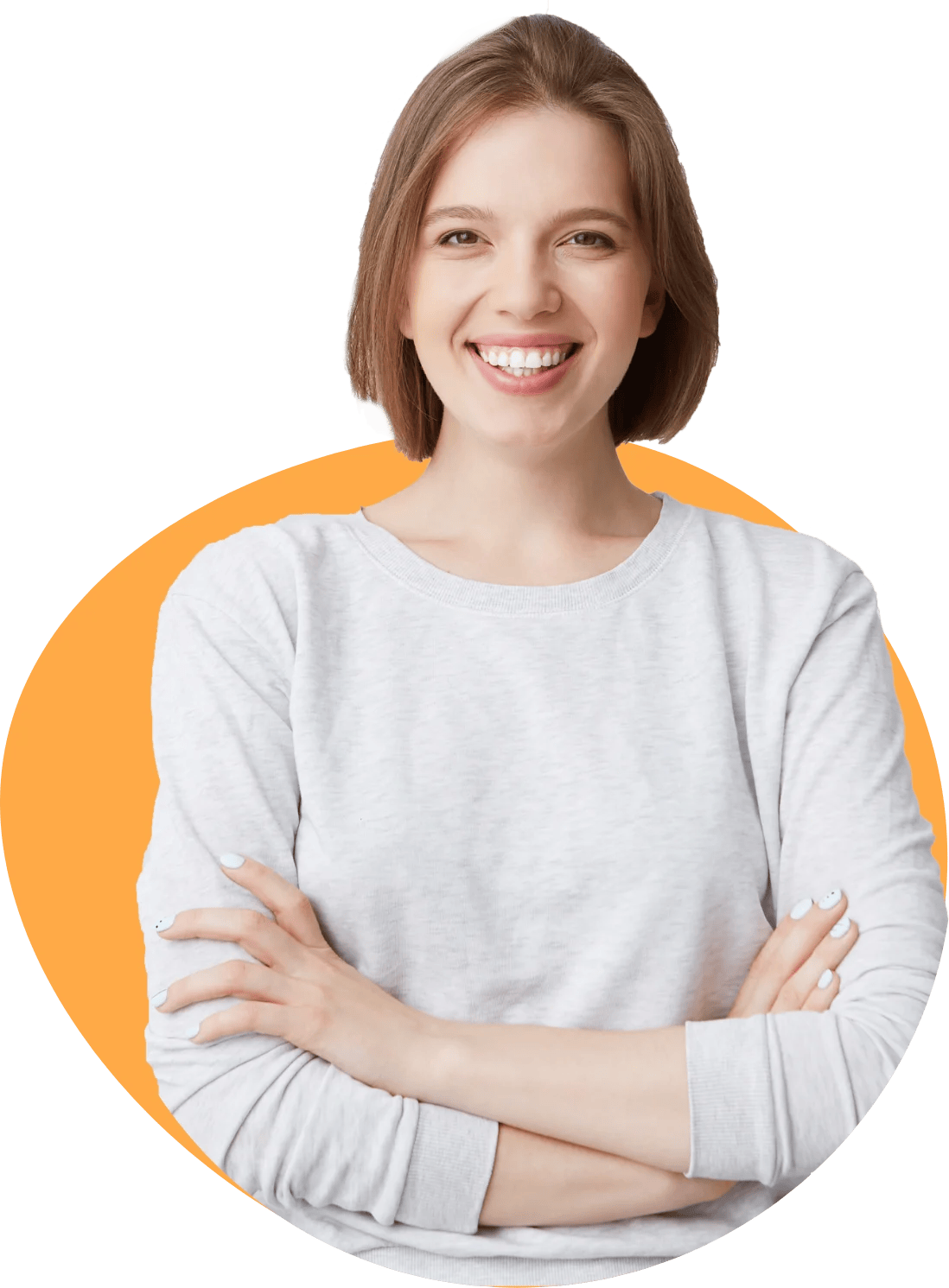 Een persoon met kort lichtbruin haar in een lichtgrijze trui staat glimlachend met de armen over elkaar voor een oranje ovale achtergrond.