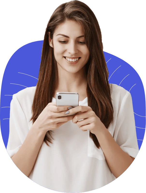 Een vrouw met lang bruin haar, draagt een witte blouse, glimlacht terwijl ze een smartphone gebruikt tegen een blauwe abstracte achtergrond.