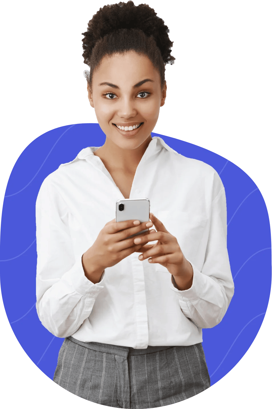 Een vrouw met een witte blouse en grijze broek glimlacht terwijl ze een smartphone gebruikt. Ze staat voor een blauwe achtergrond met gebogen lijnen.