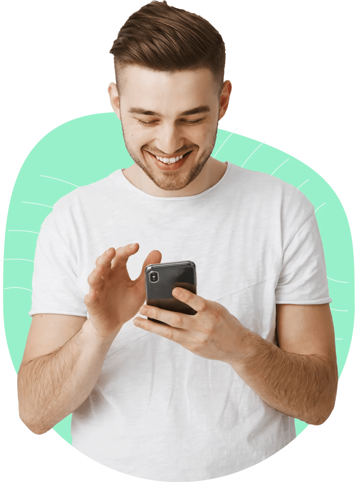 Een jonge man met een wit t-shirt lacht en gebruikt een smartphone tegen een lichtgroene, abstracte achtergrond.